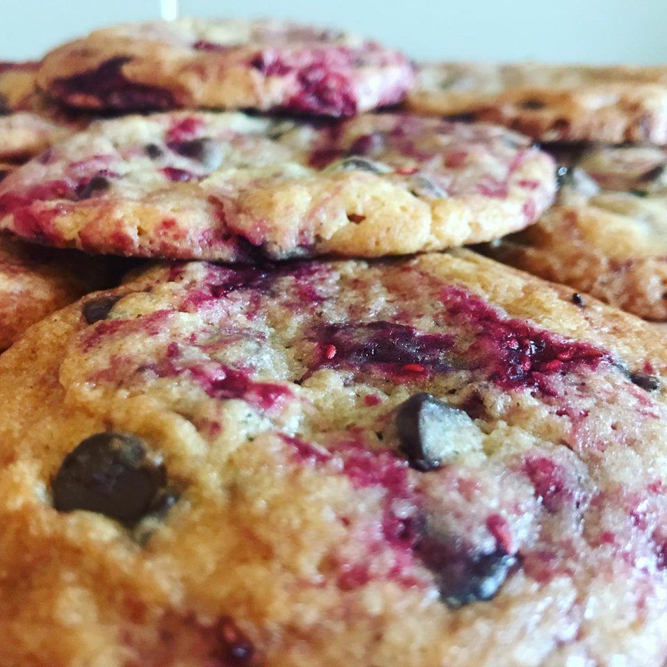 Dark chocolate and raspberry cookies